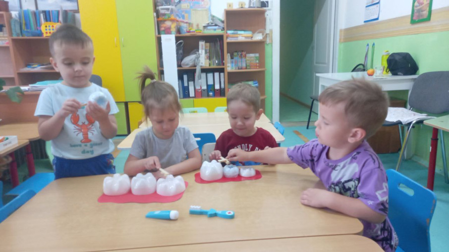 День рождения зубной щетки День рождения зубной щетки.
